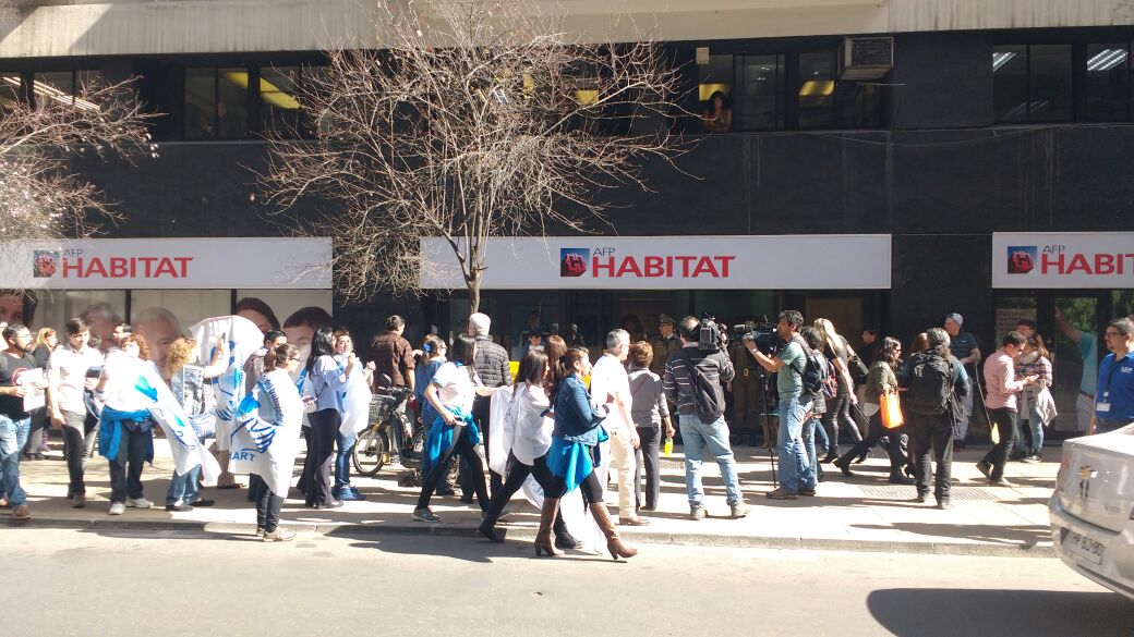 Chileokulto's tweet photo. Ahora #Funando diversas #AFPs en santiago. En un apronte del #Cacerolazo por #NoMasAFP a las 21: 00 hrs en todo #Chi https://t.co/UBVuK47Snj