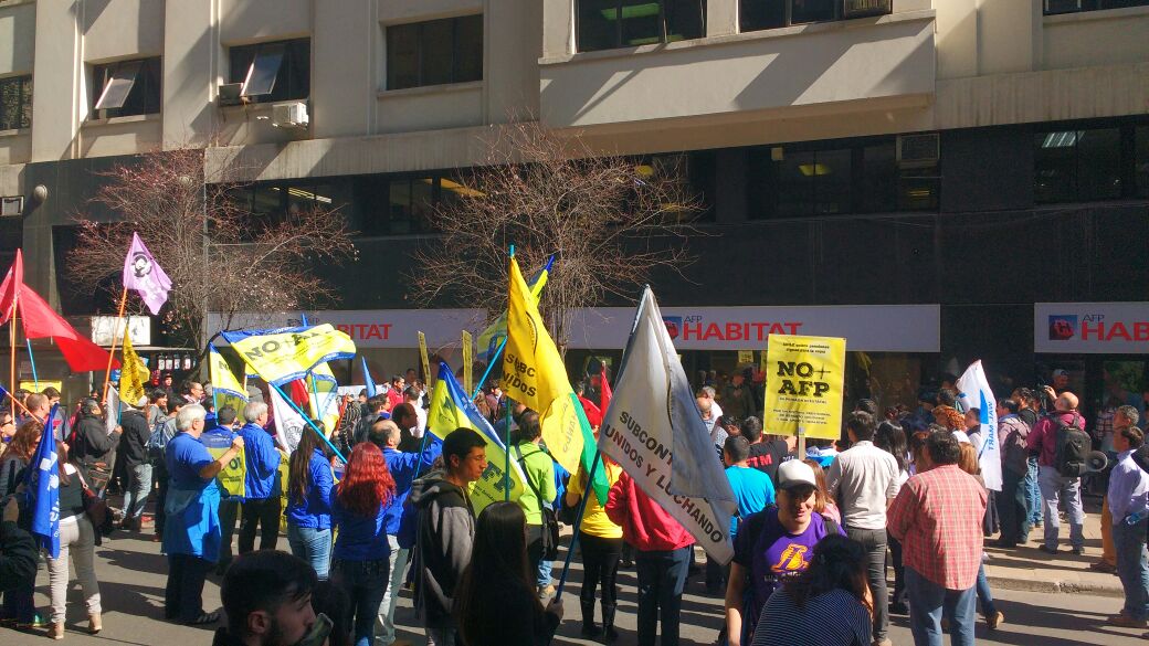 Chileokulto's tweet photo. Ahora #Funando diversas #AFPs en santiago. En un apronte del #Cacerolazo por #NoMasAFP a las 21: 00 hrs en todo #Chi https://t.co/UBVuK47Snj