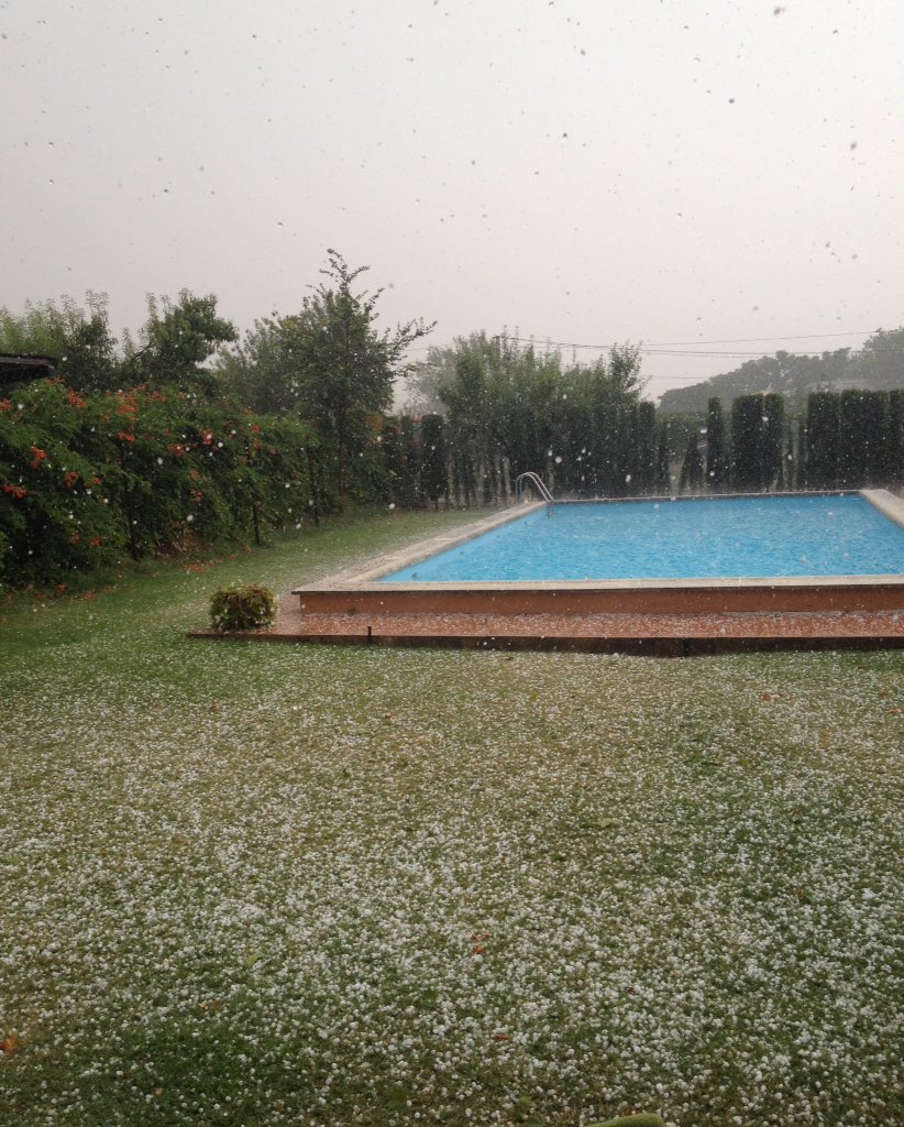 Chemacr16's tweet photo. Impresionante granizada en Piedrabuena, foto tomada hace 5 min @wikiCR https://t.co/4ZZj3hYw8U
