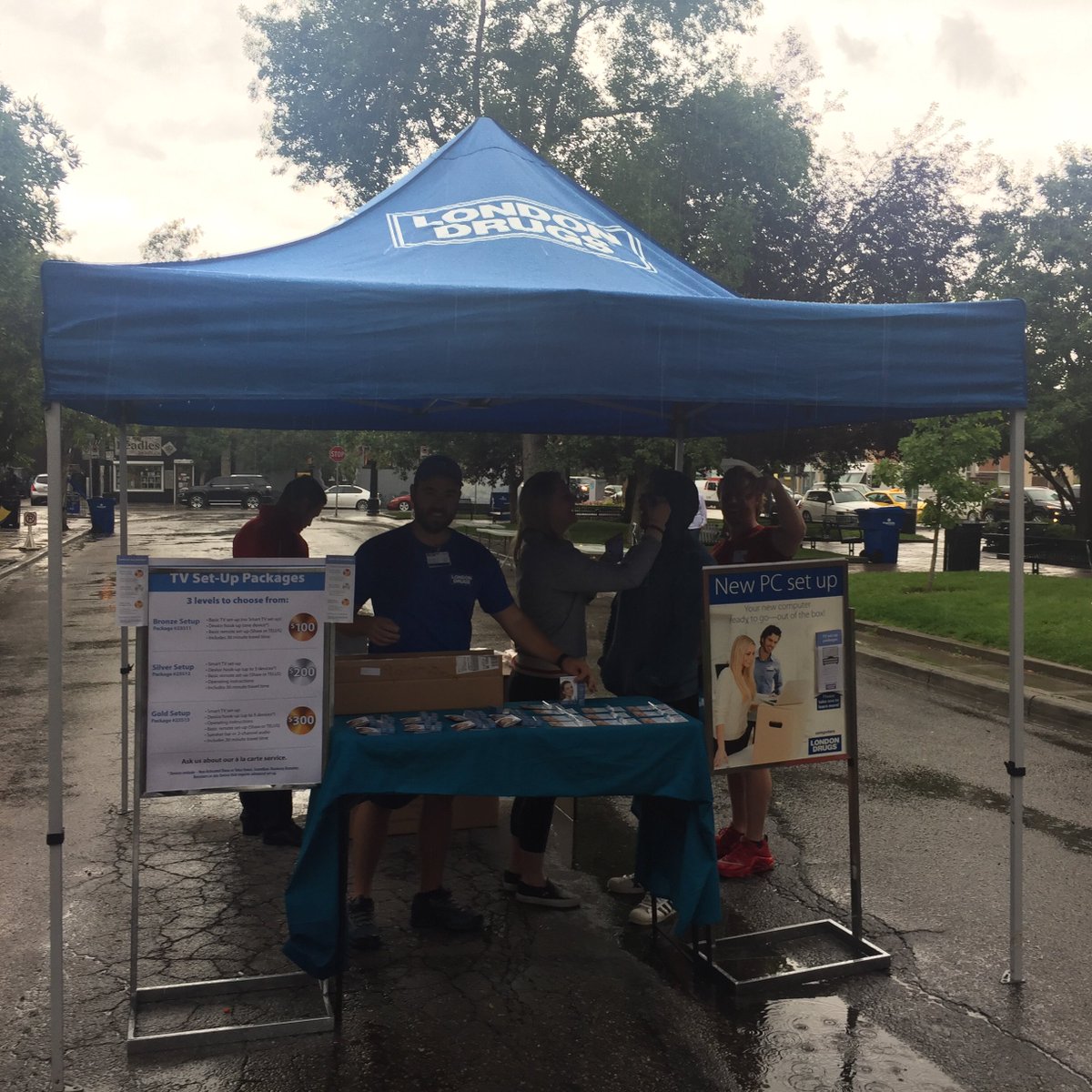 MRV17th's tweet photo. @LD_MountRoyal giving away #freestuff #MRV17th giving away #freefood #swag and  #prizes come on down! @17thavesw https://t.co/LheWh4MzhH