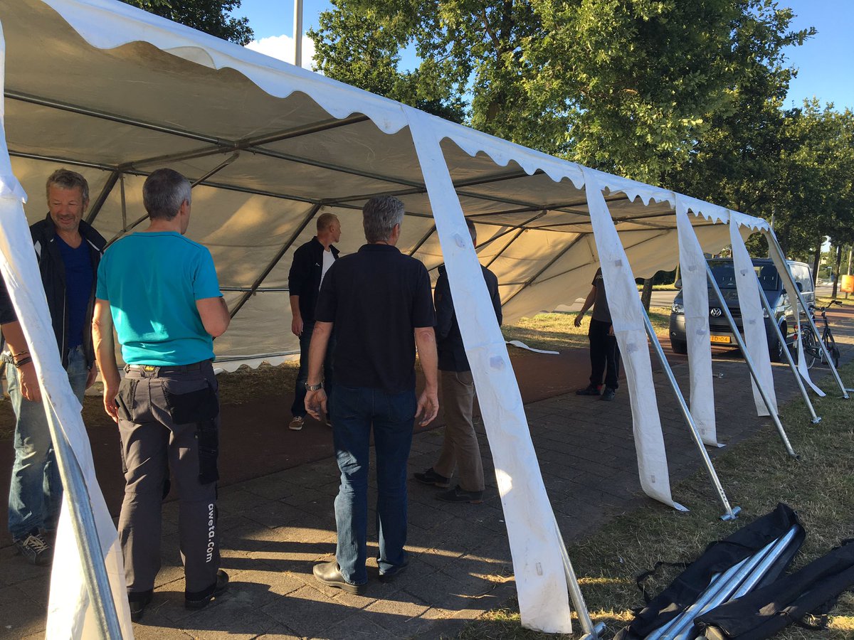 Claudio8365's tweet photo. #WN16 de voorbereidingen in volle gang !! Tent staat binnenste buiten 😂😂😂 https://t.co/1910ziEf00