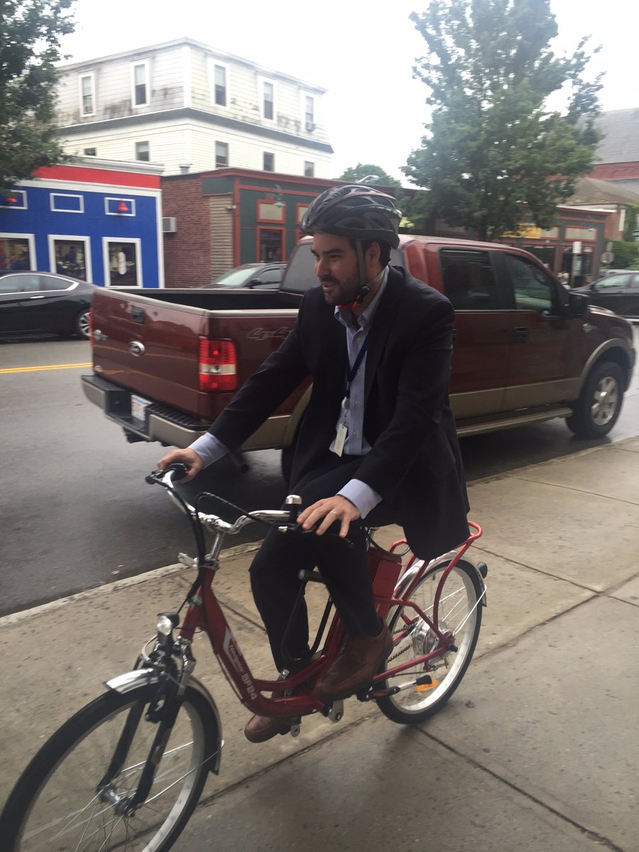 NGSusHub's tweet image. Vice President of SES program on an electric bike #bikeshareprogram #saveenergy @carlos_nouel @ColleenNGRID