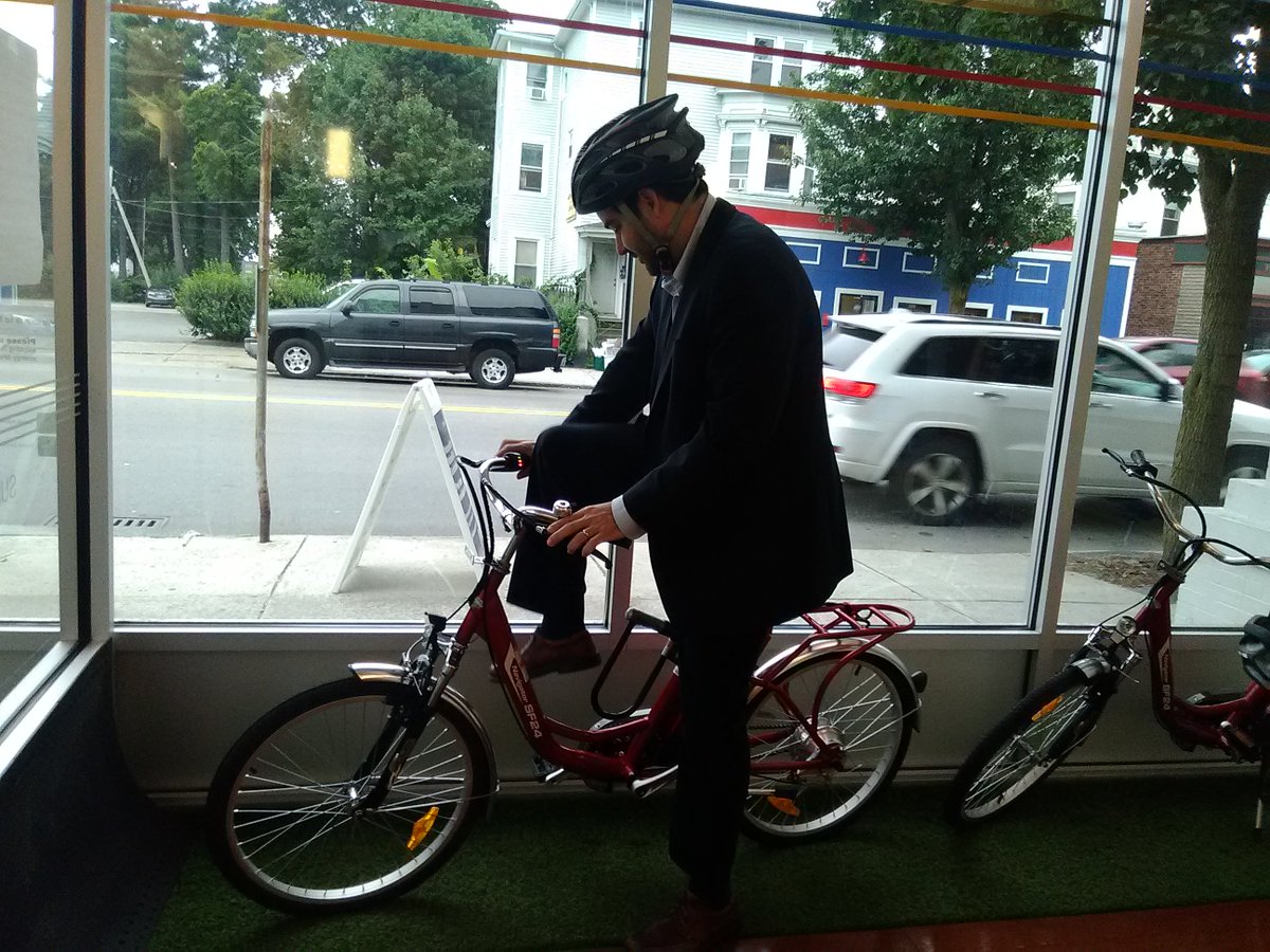 NGSusHub's tweet image. Vice President of SES program on an electric bike #bikeshareprogram #saveenergy @carlos_nouel @ColleenNGRID