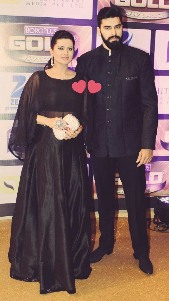 N_KOfficial's tweet photo. Stunning dey look😍 @kratikaonly @nikitindheer,BTW what's in purse Krats🙈, Asking u the same Q dt was asked by media😅 https://t.co/GDU5OHzG15