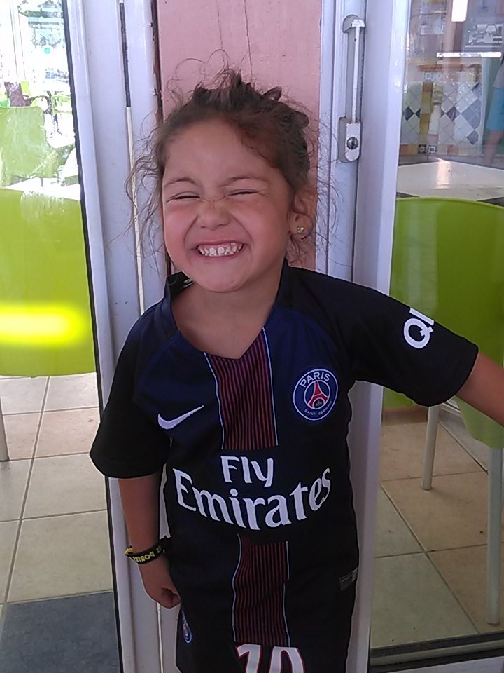 MDenage's tweet photo. @PSG_inside @laureboulleau @Javi_Pastore  la voilà la plus jolie de vos supportrices... https://t.co/Ky2bTjN1pc