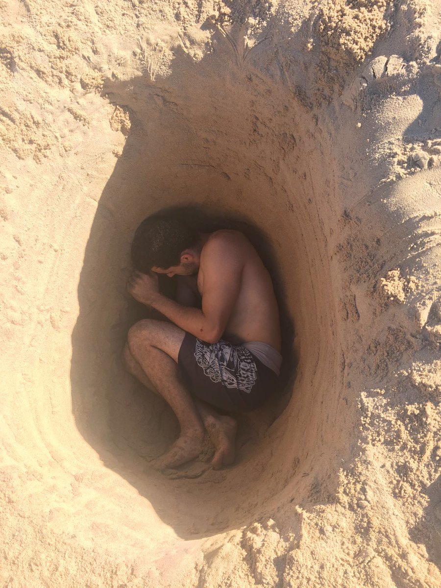 MisterJagger_'s tweet photo. LO QUE MÁS ME GUSTA DE LA PLAYITA ES CAVAR UN AGUJERO PARA LLORAR DENTRO TODO EL DÍA https://t.co/EvrZm7dQjb