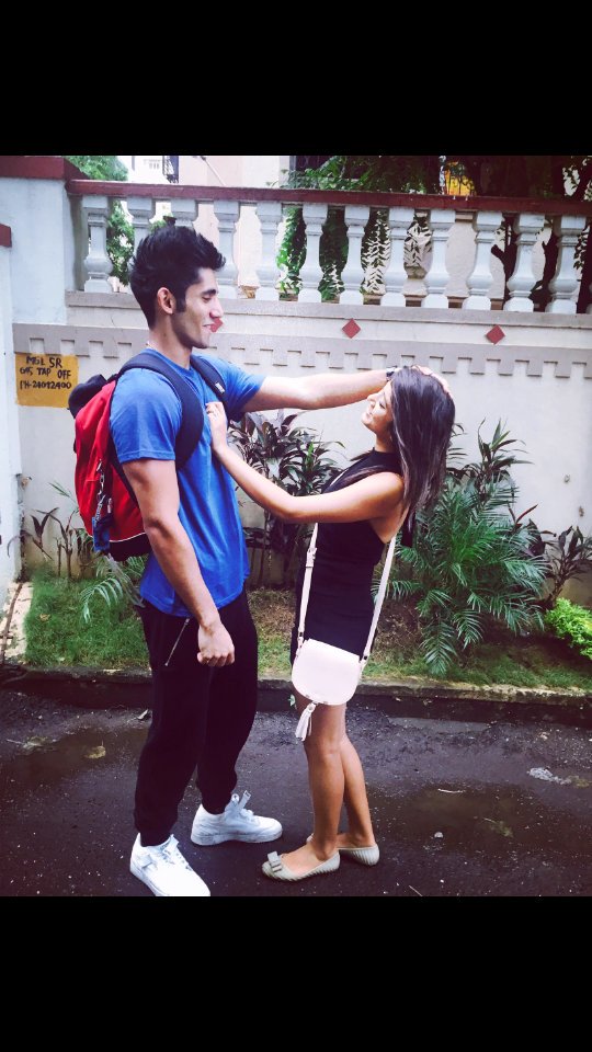 sonaliii99's tweet photo. This new picture,so effing cute! Such perfect couple😻 @VSood12 @martina3003 Love this one! RT if they are your fav.❤ https://t.co/AqAzuwm7LR