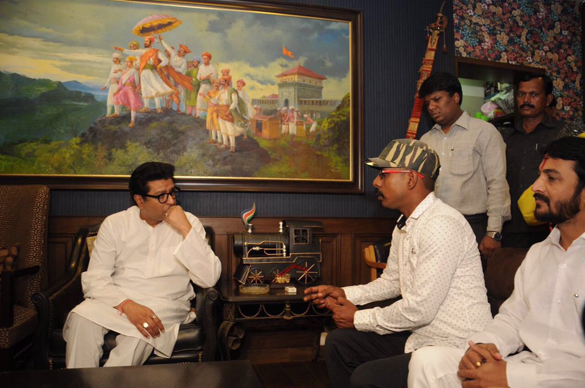 mnsadhikrut's tweet photo. महाड पूल दुर्घटनेवेळी प्रसंगावधान दाखवत पुढची हानी रोखणारे बसंत कुमार यांचा राजसाहेबांच्या हस्ते सत्कार करण्यात आला. https://t.co/biYwb4dBEP