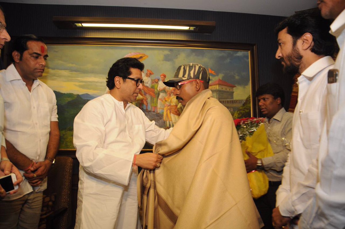 mnsadhikrut's tweet photo. महाड पूल दुर्घटनेवेळी प्रसंगावधान दाखवत पुढची हानी रोखणारे बसंत कुमार यांचा राजसाहेबांच्या हस्ते सत्कार करण्यात आला. https://t.co/biYwb4dBEP