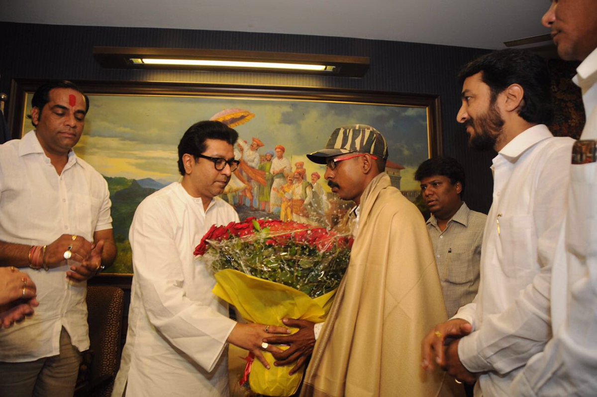 mnsadhikrut's tweet photo. महाड पूल दुर्घटनेवेळी प्रसंगावधान दाखवत पुढची हानी रोखणारे बसंत कुमार यांचा राजसाहेबांच्या हस्ते सत्कार करण्यात आला. https://t.co/biYwb4dBEP