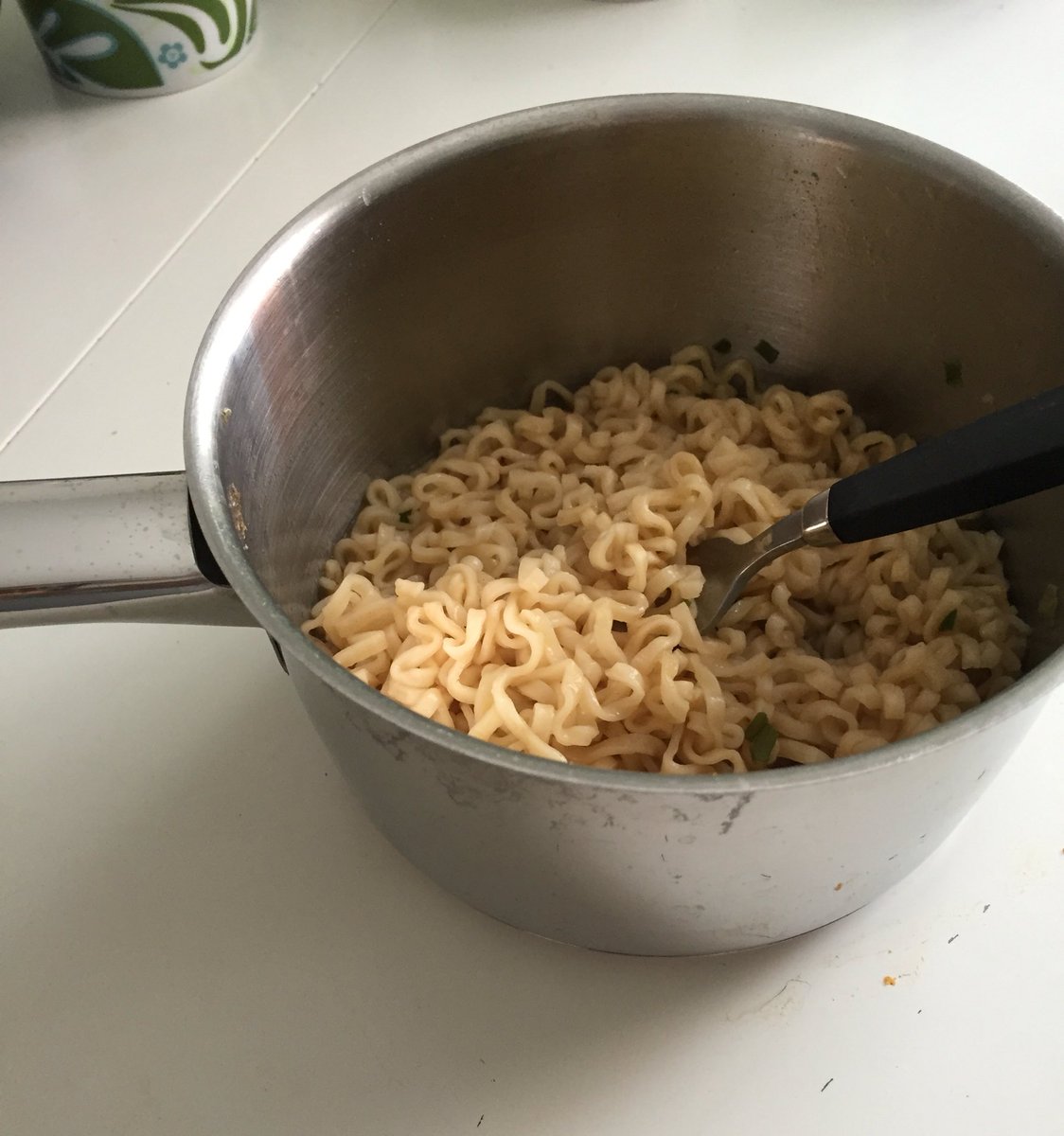 MikaelJeppsson's tweet photo. När barnen äter en ur huset får man nöja sig med snabbnudlar från kastrullen 👍 #studenttider #tallriksmodellen https://t.co/PP466a99qZ