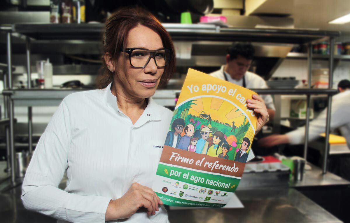 ReferendoAgro's tweet photo. Leonor Espinosa y su equipo de cocina del Restaurante Leo firman y se convierten en voluntarios del @ReferendoAgro https://t.co/PBOssZnLMJ