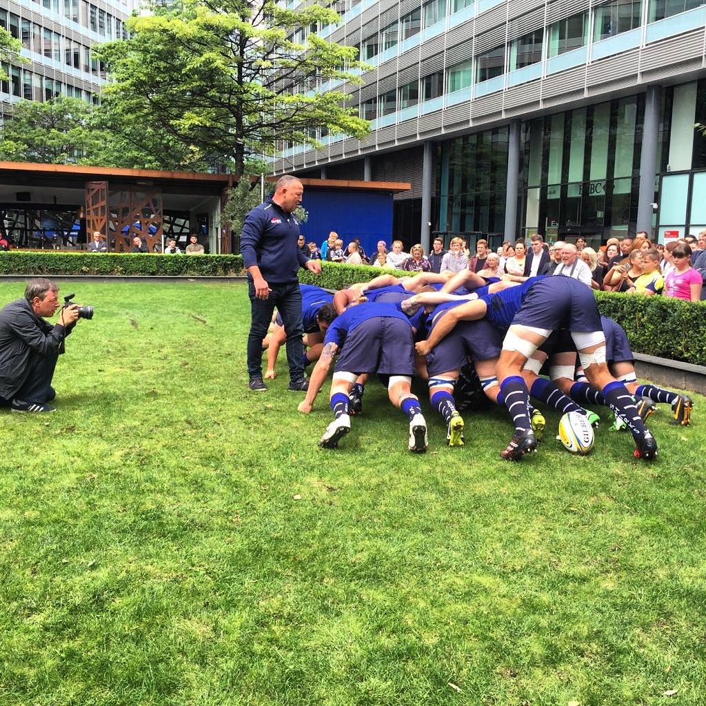 Echo_PR's tweet photo. Did you catch the @SaleSharksRugby team on the @TheLawnClub for #ScrumInTheCity today? #Spinningfields https://t.co/0UfLU2ngMw