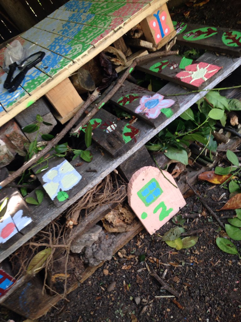 KIDSHull's tweet photo. It's the final touches @KIDSHull #sensory #garden.Thanks to  @AnonymousNcs @NCS_EFLTrust #ncstwitterbomb #ncssummer https://t.co/FXH96T9uqp