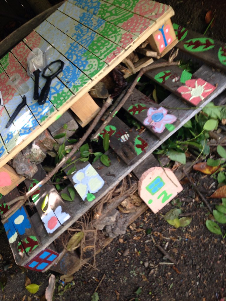 KIDSHull's tweet photo. It's the final touches @KIDSHull #sensory #garden.Thanks to  @AnonymousNcs @NCS_EFLTrust #ncstwitterbomb #ncssummer https://t.co/FXH96T9uqp