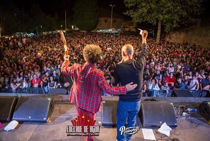 Momentazo con a Adrian Costa <a href="/thecriers/">The Criers</a> en el sorteo de la guitarra del festival. Gracias @fender_es