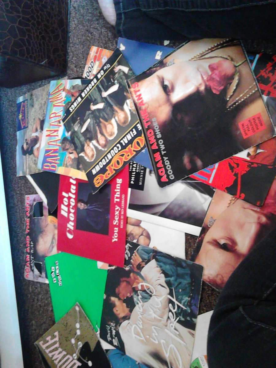 Rediscovering Vinyl! postcardsfromthewall.com/2016/08/10/red…