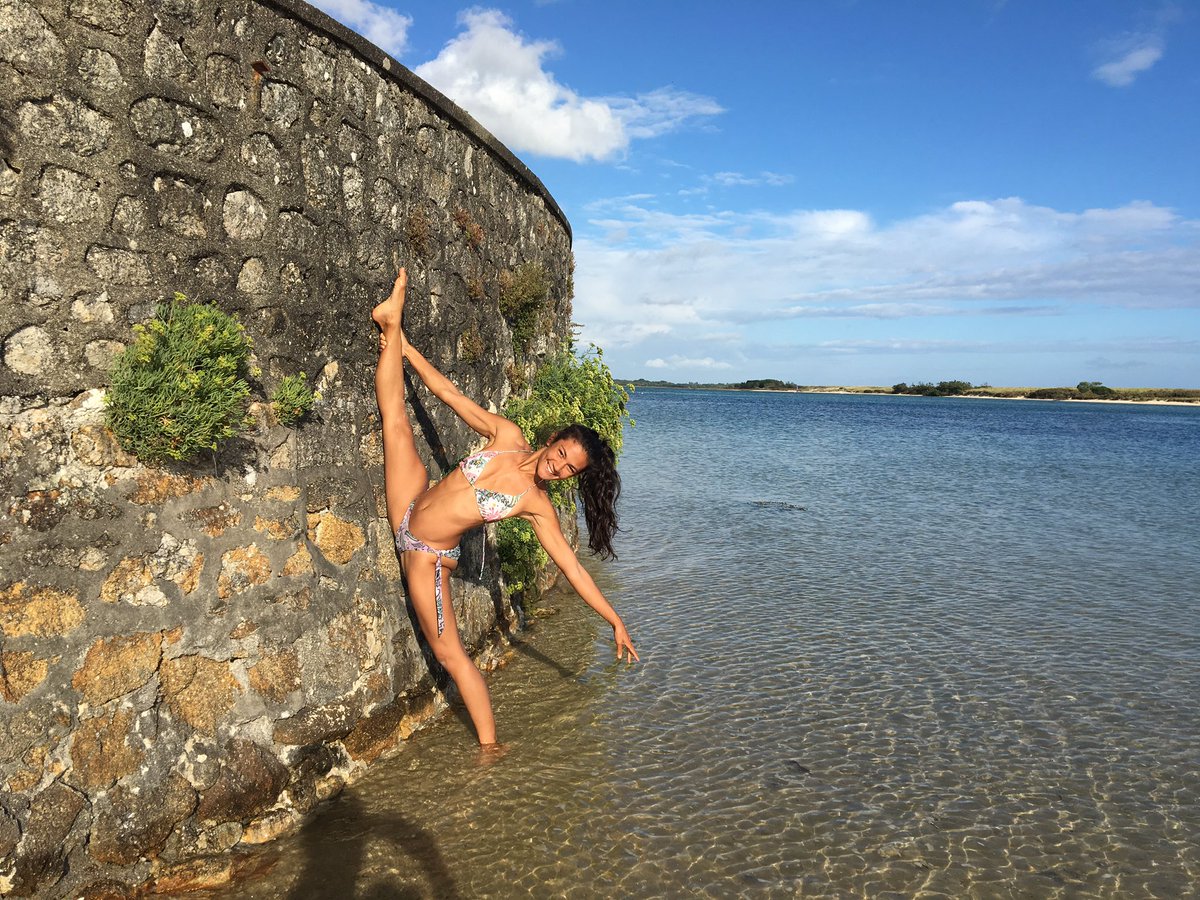 LnaMoon's tweet photo. #helenamoon #contorsionniste #contorsion #contortion #contortionist #grandecart #split #flexible #flexygirl #flexy https://t.co/EGHcEqxhH0