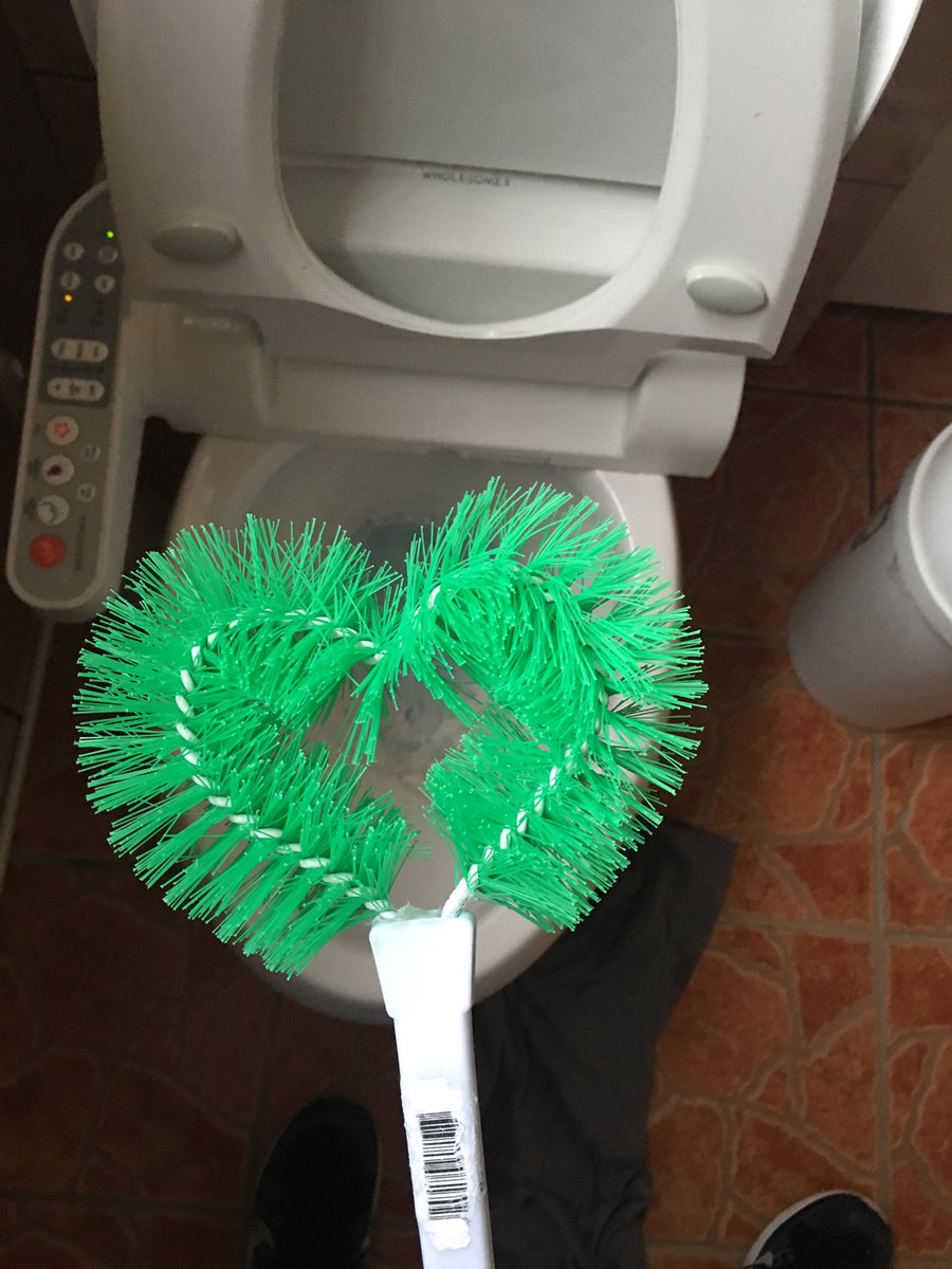Thunderleonard2's tweet photo. Buti pa ung paglinis sa banyo mag puso lmao ... #mypuso Ka rin ba ? Haha lmao https://t.co/pBslMFRuGN