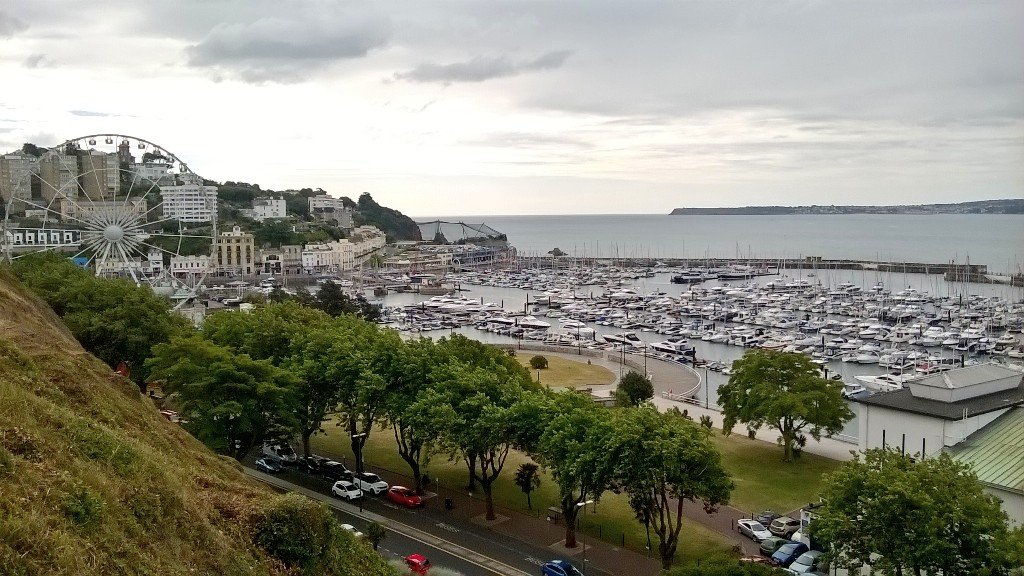 TW_Torquay's tweet photo. Von oben ist die Sicht am schönsten! #Torquay #shopping 🏬 #seaside #funfair #Ferris wheel 🎡 https://t.co/IfKt8XGMsI