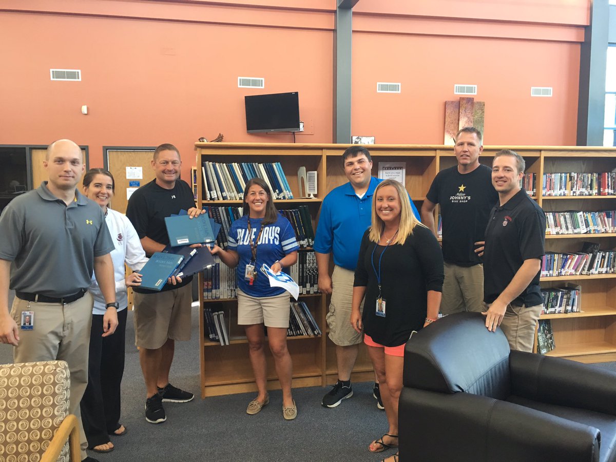 TraceyKracht's tweet photo. Building memories!! Yearbooks #lhs2016fun https://t.co/jxAdmtS4Bv