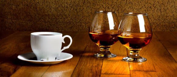 Nunca es ni muy tarde para un café,ni muy temprano para un whisky #coffee #whisky #MorningIndulgence