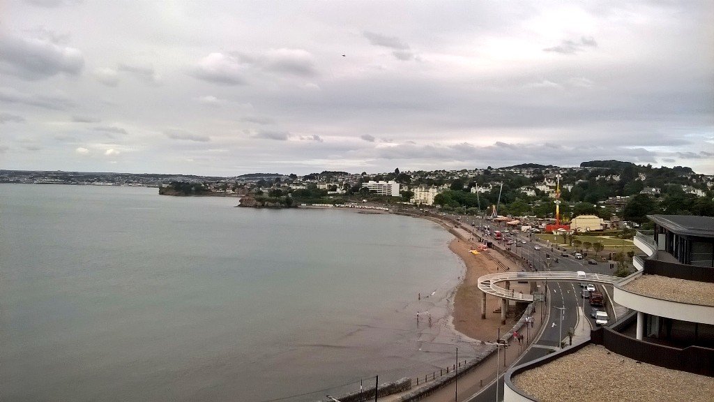 TW_Torquay's tweet photo. Von oben ist die Sicht am schönsten! #Torquay #shopping 🏬 #seaside #funfair #Ferris wheel 🎡 https://t.co/IfKt8XGMsI