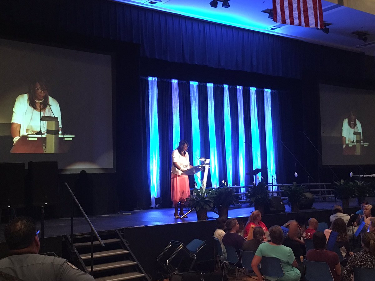 2020leadership's tweet photo. "We are expecting great things. I believe in you!" @kckschools Board President Evelyn Hill #kckpsconvocation https://t.co/euPua93VLF