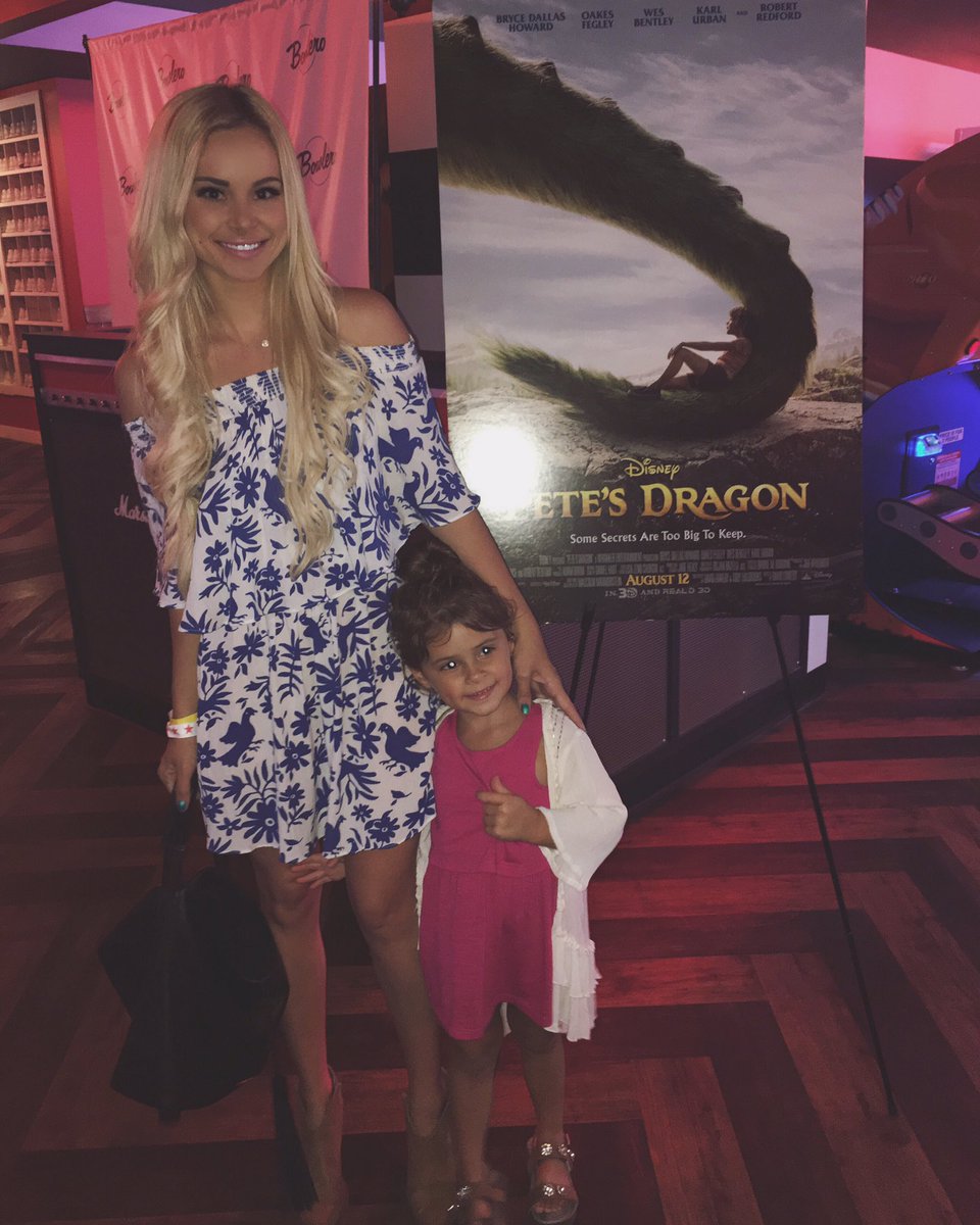 amandastantonnn's tweet photo. Momma daughter date last night at the #petesdragonparty! Cutest movie! Thanks for the #sponsoredvisit @disney 🐍💕 https://t.co/hJaqtNpmfa