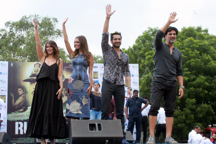 Arjan_Bajwa_FC's tweet photo. @akshaykumar @Ileana_Official @eshagupta2811 and @ArjanTalkin
At Hansraj College to Promote #Rustom
#2DaysToRustom https://t.co/QnLf6SfpGV