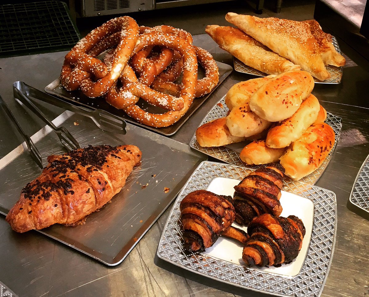 ConeyIsland47's tweet photo. What a #scrumptious sight! #carbsheaven #delicious #ilovecarbs #yummy #softpretzels https://t.co/Eqs4jix1od