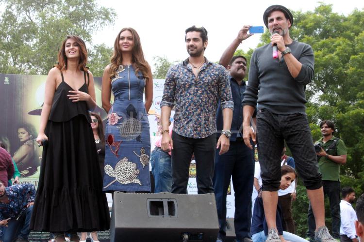 Arjan_Bajwa_FC's tweet photo. @akshaykumar @Ileana_Official @eshagupta2811 and @ArjanTalkin
At Hansraj College to Promote #Rustom
#2DaysToRustom https://t.co/QnLf6SfpGV