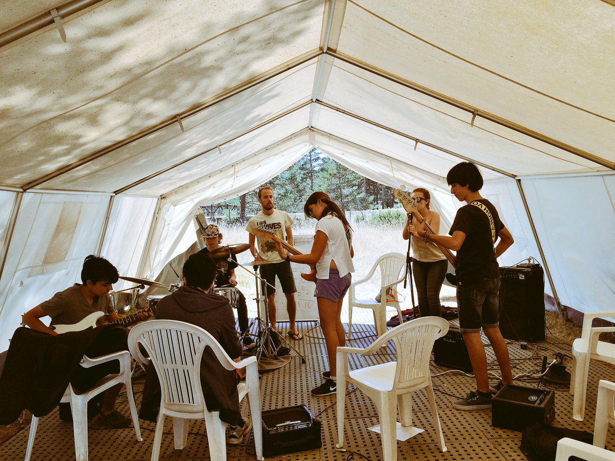 RockCampES's tweet photo. Ya estamos ensayando para la #MiddleJam84 de esta noche. #RockCamp84 https://t.co/sRiw25xOwJ