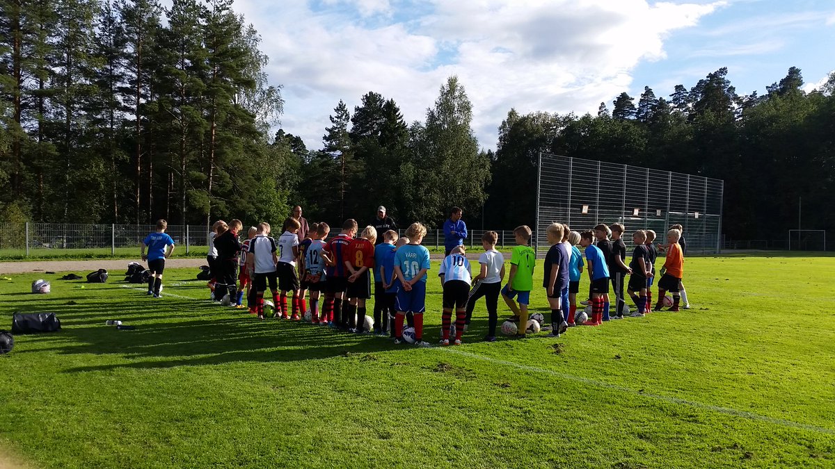 Tänään treenit Aseman sametilla. Poikia tosi mukavasti paikalla! #fclohja06