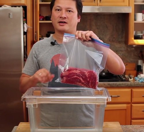 washfm's tweet image. WATCH: How to vacuum seal food with just a bucket of water and a plastic bag! #EasyHack expi.co/014AEr