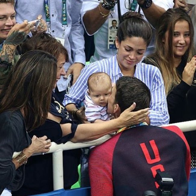 Telemundo's tweet photo. La adorable imagen de #MichaelPhelps besando a su bebé #Boomer en los #JJOO de #RiodeJaneiro. #Rio2016 https://t.co/WeEoj8sVAl