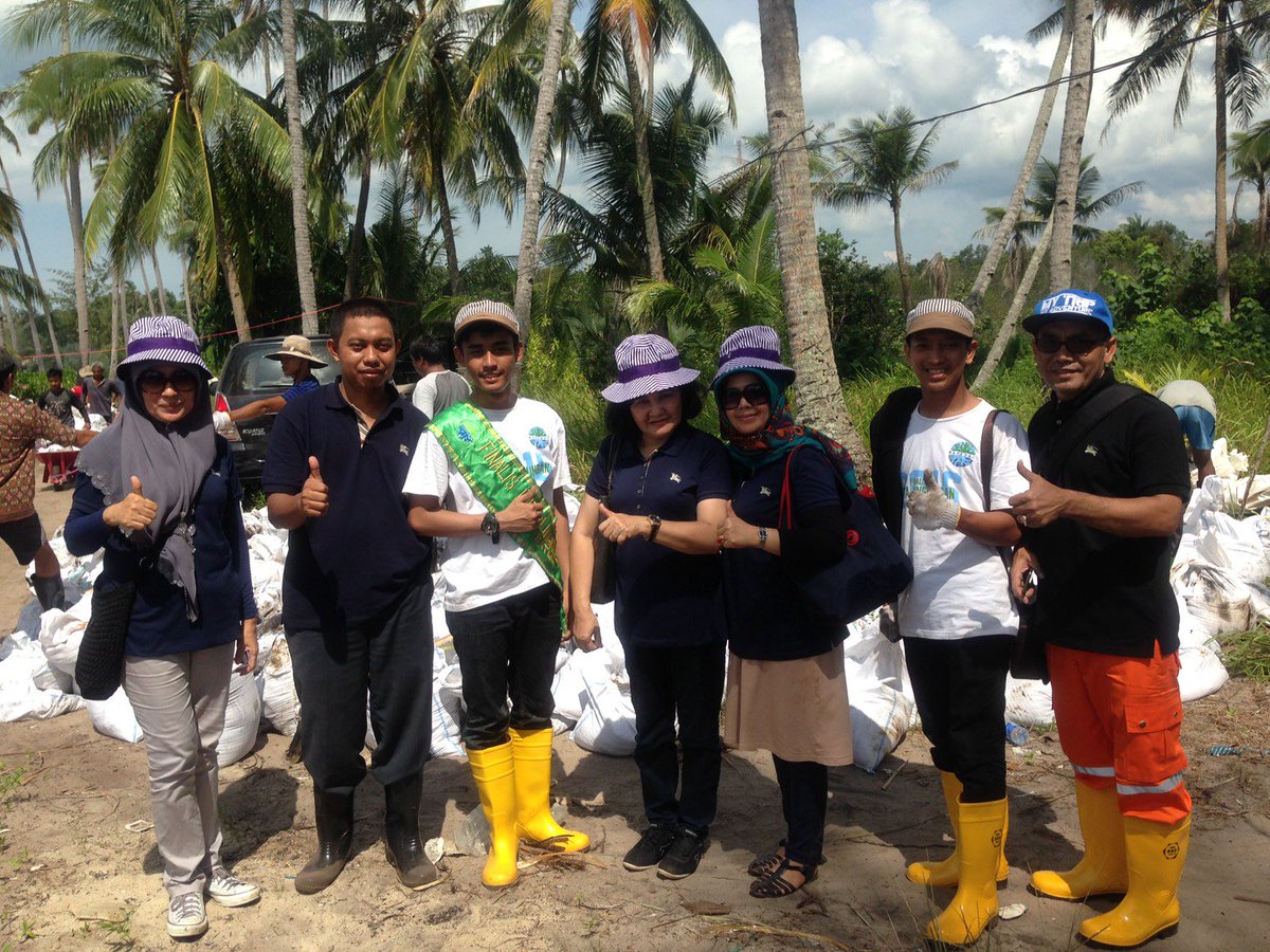 DutaLHBatam's tweet photo. Kegiatan pembersihan pantai dengan masyarakat,di Teluk mata kucing/Rempang.
#dutalingkunganhidup
#Environtmentalist https://t.co/gvDeWoyVns