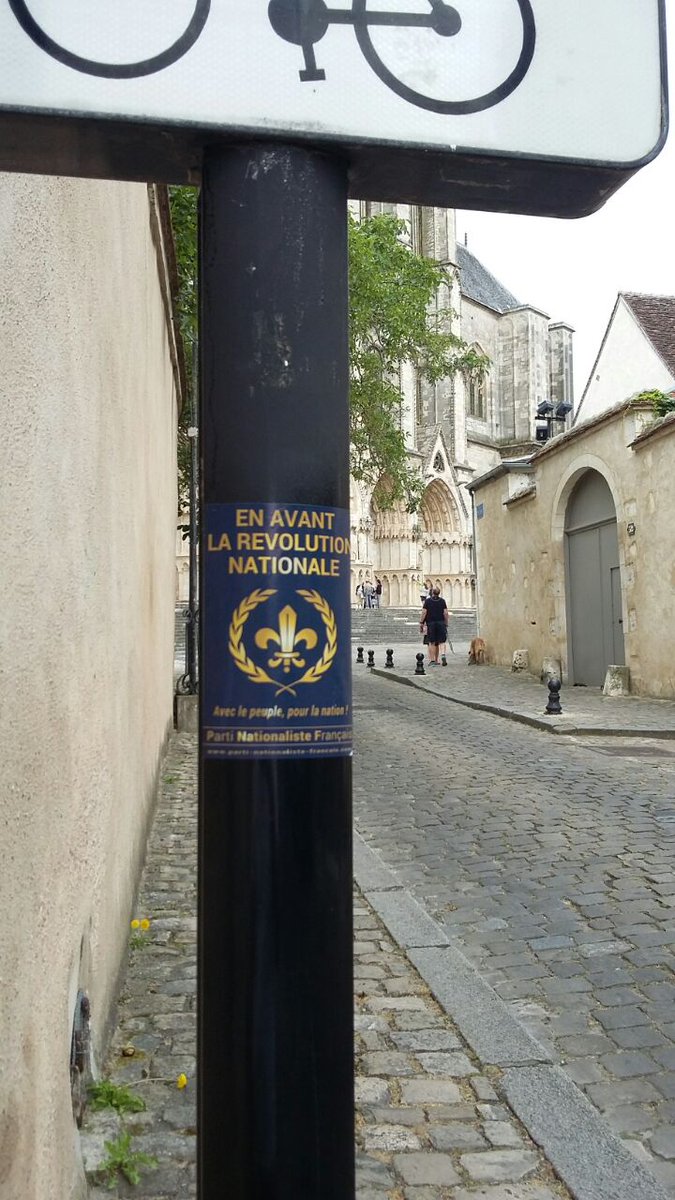 nationalistesfr's tweet photo. #Autocollage #PNF dans les rues de #Bourges ! #PartiNationalisteFrançais #RevNat https://t.co/DqIsO0Zlk5