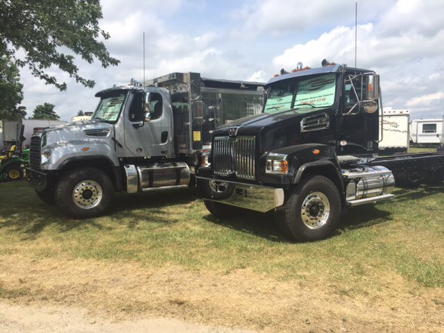 FydaTrucks's tweet photo. Representing @freightliner #SD114 & @WstrnStarTrucks #WS4700 in #CrotonOH #HartfordFair #FydaFTL #Trucks #FairFun https://t.co/xpWBpNl6O8