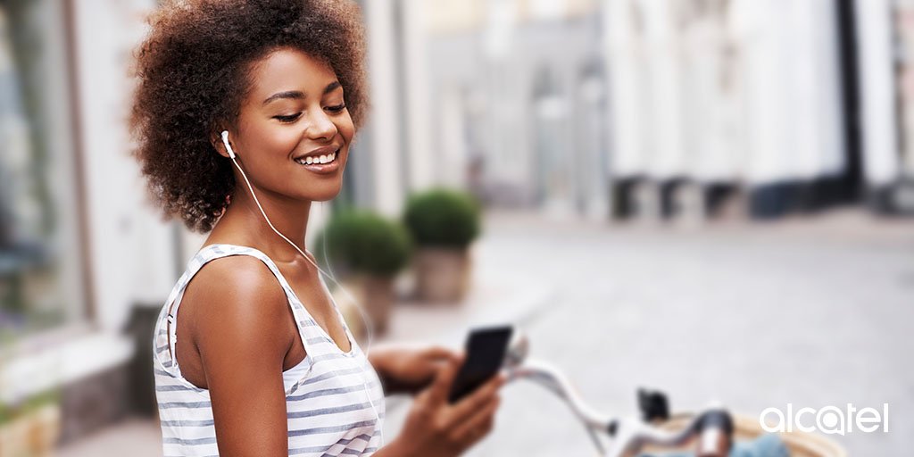 alcatelmobileRD's tweet photo. Al andar en tu bicicleta por la ciudad, escucha 🎧 a un volumen razonable, así escucharás el tráfico. 🚴🏽 #AlcaTips https://t.co/igB2j3t6OE