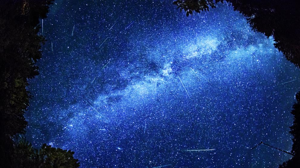CSIC's tweet photo. Llega la noche de las Perseidas más intensa en muchos años. v @LaVanguardia  https://t.co/s7b2AEM1zn https://t.co/6D8FlHM533