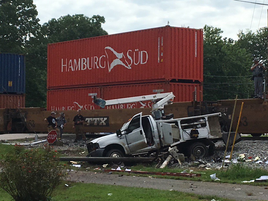 miraphoto_bg's tweet photo. Scene of a truck hit by a train in Oakland https://t.co/gjD87X3KAe