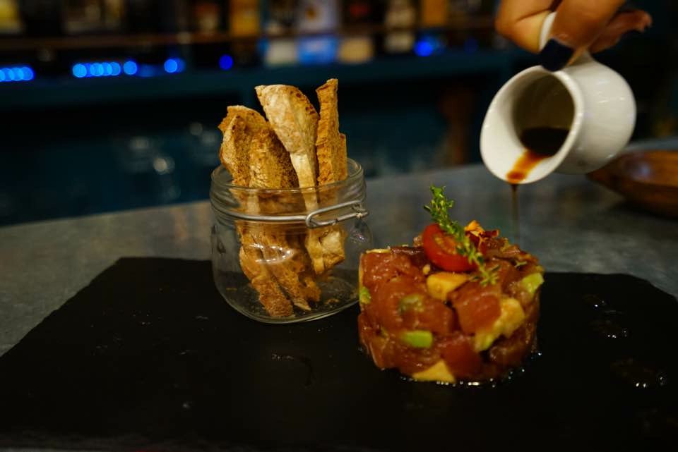 vianabcn's tweet photo. Daditos de atún marinados en soja con manzana y aguacate
#vianabcn #barcelona #tuna #eathealthy #foodiesbcn #summer https://t.co/2Wh1FP2g7B