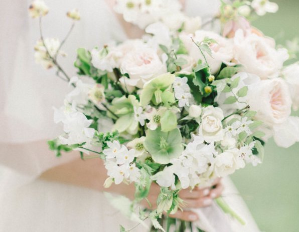It may be summer but everyone loves a spring inspired wedding! stylemepretty.com/virginia-weddi… Photo: <a href="/fogartyphotos/">Liz Fogarty</a>