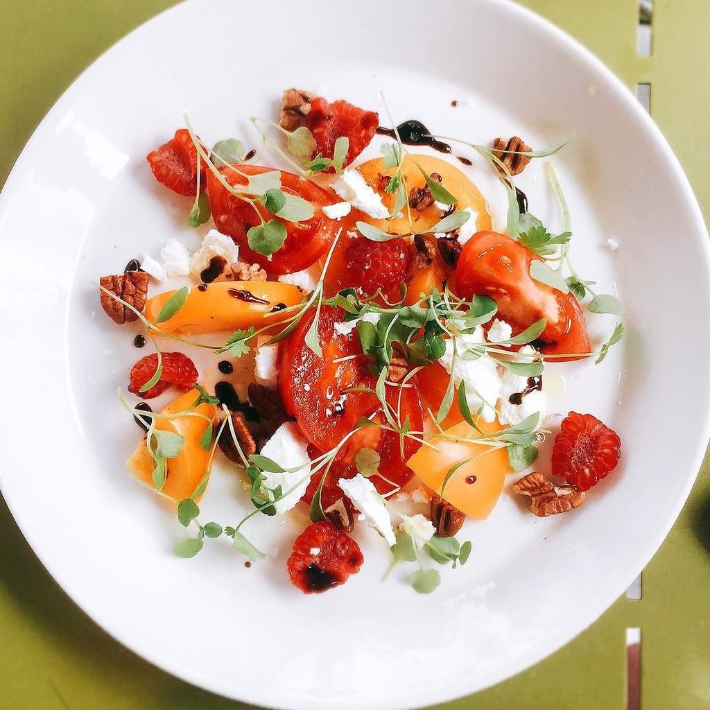 pickles_pears's tweet photo. Wonderful summer #salad from @absoluteabode with heritage #tomatoes , #ricotta and #walnuts https://t.co/tZRmZQ5IJD