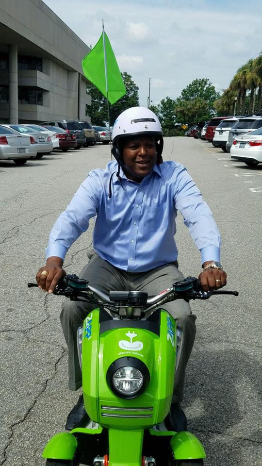 CarterToddPR's tweet image. Mayor @SteveBenjaminSC loves to @ZappRideShare around Columbia! Like the Mayor be smart wear your helmet!