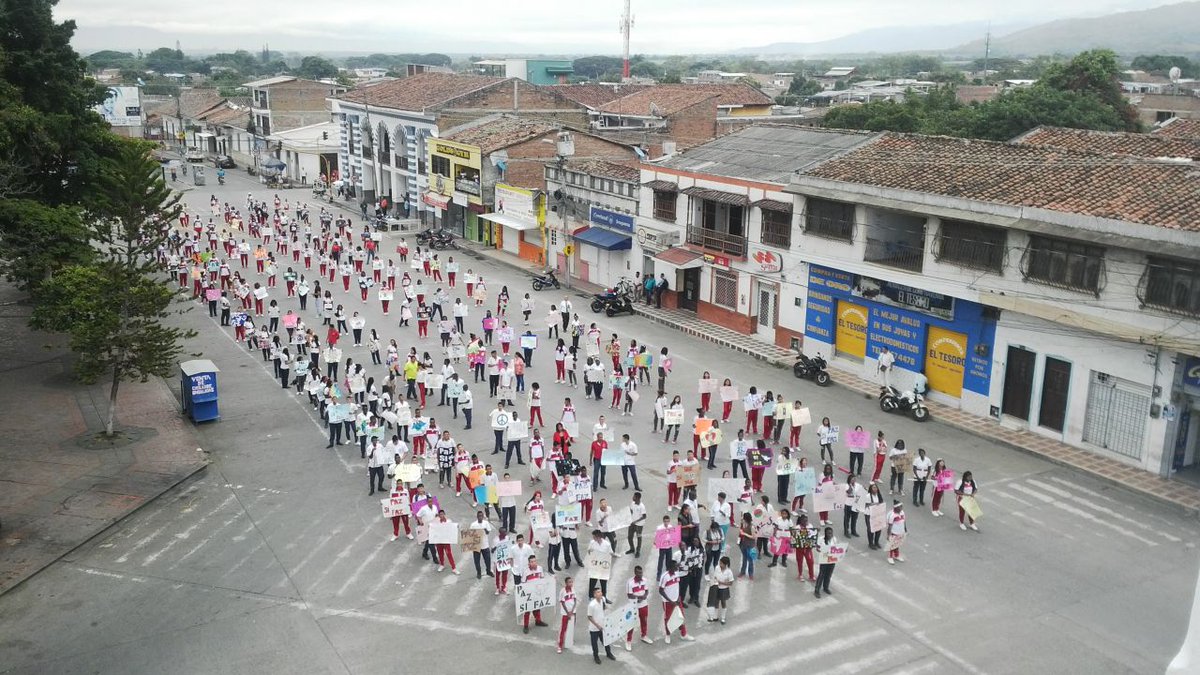 PraderaCrece's tweet photo. Acompañando a la Institución Educativa FAZ, más de 300 alumnos expresaron el día de hoy mensajes alusivos a la Paz. https://t.co/o39YUAkjkI