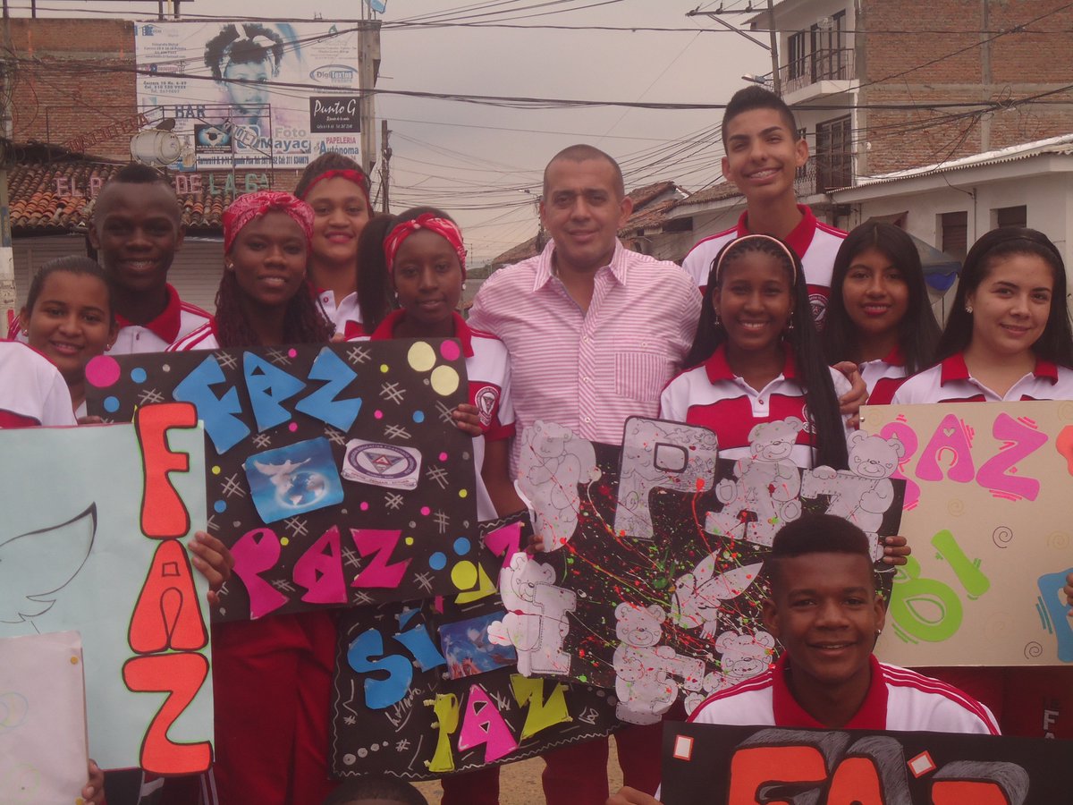 Acompañando a la Institución Educativa FAZ, más de 300 alumnos expresaron el día de hoy mensajes alusivos a la Paz.