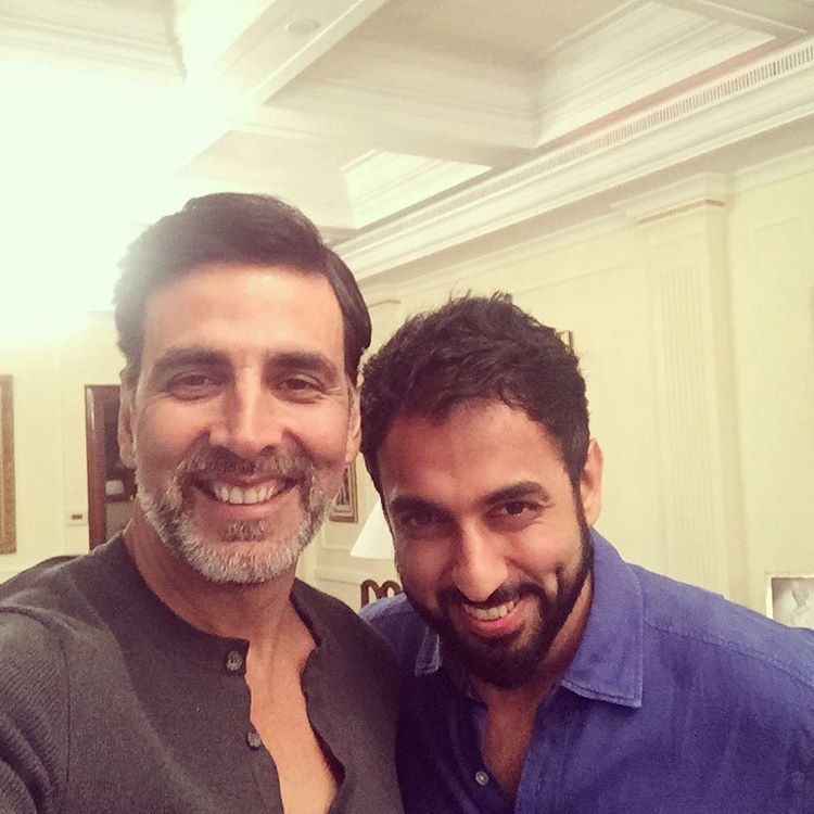 AKFansGroup's tweet photo. HQ PIC : @akshaykumar Sir Clicked With An RJ Today !
#2DaysToRustom
RUSTOM ADVANCE BOOKING STARTS https://t.co/hwIKJflc5y
