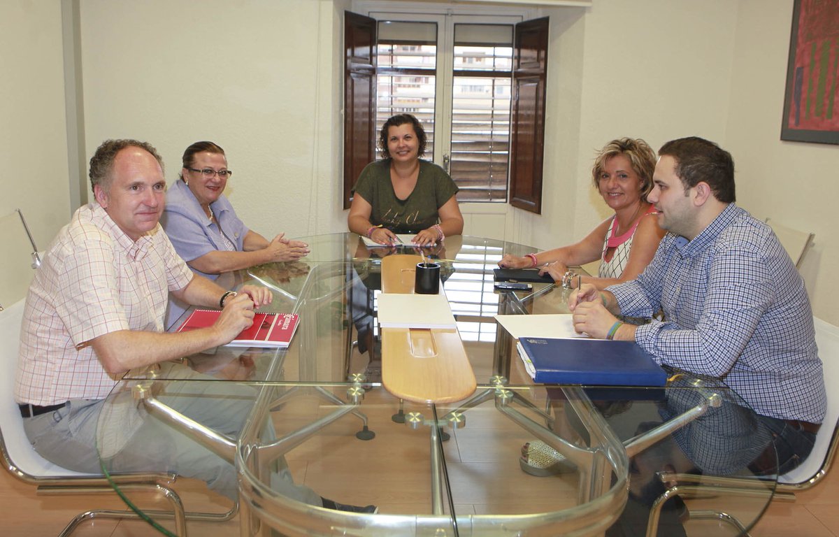 PSPV_CS's tweet photo. 📢🌹 Els socialistes amb l'emprenedoria,impulsant  programes d'inserció laboral per a joves junt a la Cambra de Comerç https://t.co/BMHnsShfG0